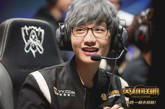 形成鲜明对 形成鲜明对